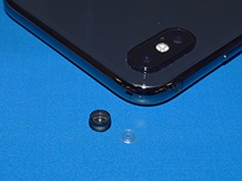 写真:スマートフォンのカメラレンズ